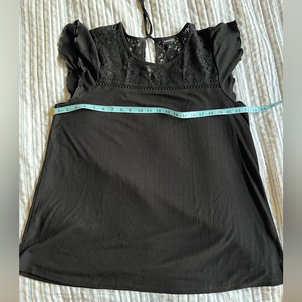 EUC Torrid black ruffle sleeve tshirt tie back size 2